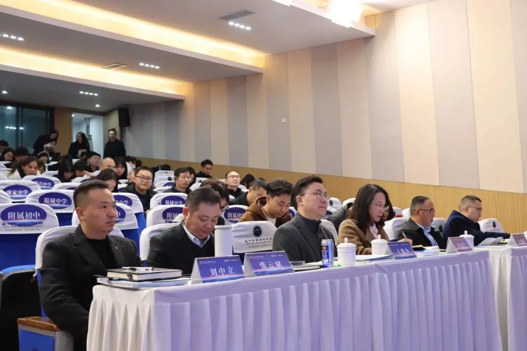 聚焦新中考 共筑育人路|成都市未来教育家培养对象主题研讨活动暨崇州市明湖中学校第三届教育教学研讨活动 第14张 聚焦新中考 共筑育人路|成都市未来教育家培养对象主题研讨活动暨崇州市明湖中学校第三届教育教学研讨活动 第14张