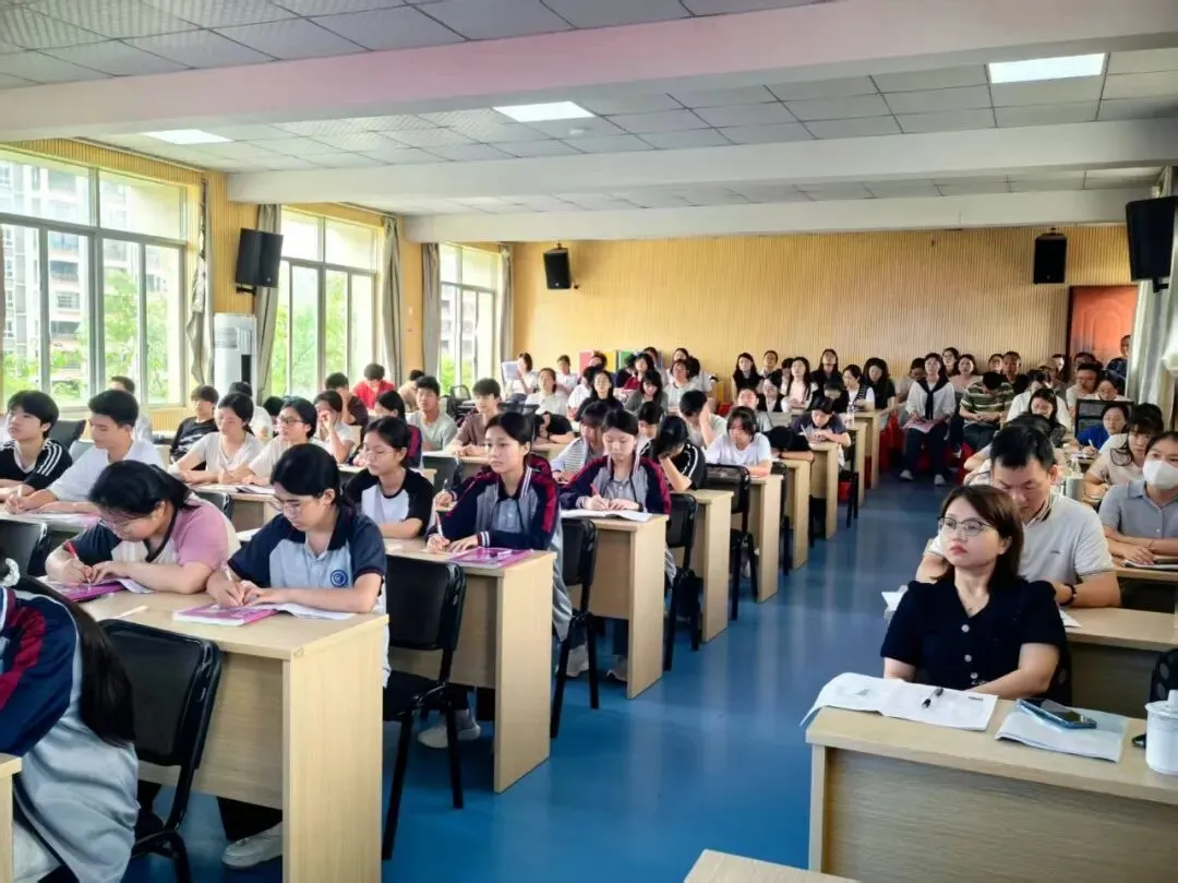 【研思深耕析试卷,聚力赋能迎学考】——赣州经开区李冬华名师工作室初中英语九年级送教下乡教研活动纪实 第20张 【研思深耕析试卷,聚力赋能迎学考】——赣州经开区李冬华名师工作室初中英语九年级送教下乡教研活动纪实 第20张