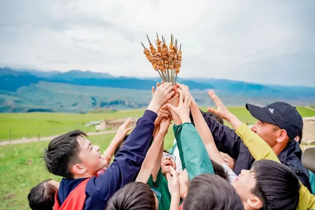【2026中考结束就出发】新疆天山伊犁探索营 | 探索北疆伊犁草原风光,哈萨克牧民生活体验,感受赛里木湖自然风光,登天山天池-第86张图片-四季读书网 【2026中考结束就出发】新疆天山伊犁探索营 | 探索北疆伊犁草原风光,哈萨克牧民生活体验,感受赛里木湖自然风光,登天山天池-第86张图片-四季读书网