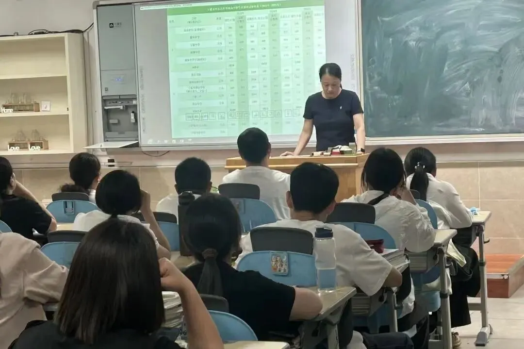 【德育增效】凝心聚力迎中考,智慧赋能助成长——宁波高新区信懋中学“幸福家长”亲子关系成长课堂暨九年级家长会圆满举行 第42张 【德育增效】凝心聚力迎中考,智慧赋能助成长——宁波高新区信懋中学“幸福家长”亲子关系成长课堂暨九年级家长会圆满举行 第42张