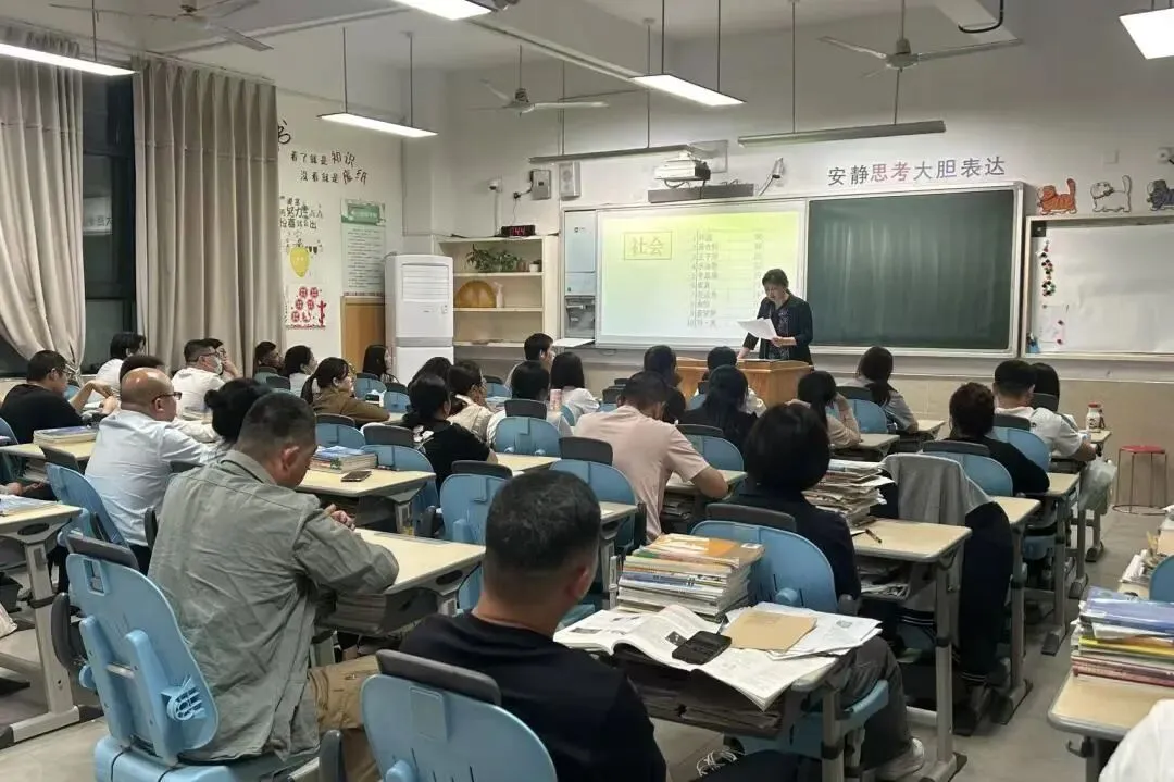 【德育增效】凝心聚力迎中考,智慧赋能助成长——宁波高新区信懋中学“幸福家长”亲子关系成长课堂暨九年级家长会圆满举行 第46张 【德育增效】凝心聚力迎中考,智慧赋能助成长——宁波高新区信懋中学“幸福家长”亲子关系成长课堂暨九年级家长会圆满举行 第46张