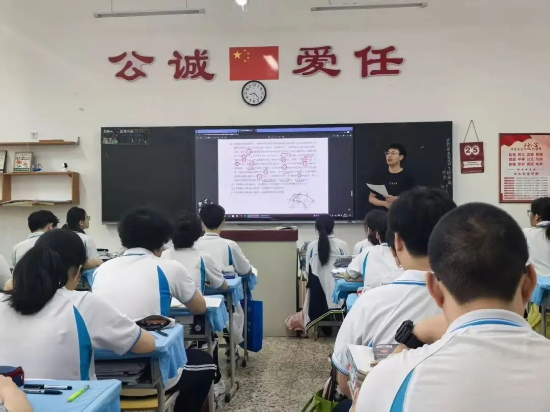 【教研提质】聚焦市模试卷讲评,精准把脉高考冲刺——我市高中物理学科开展高三集体调研活动 第2张