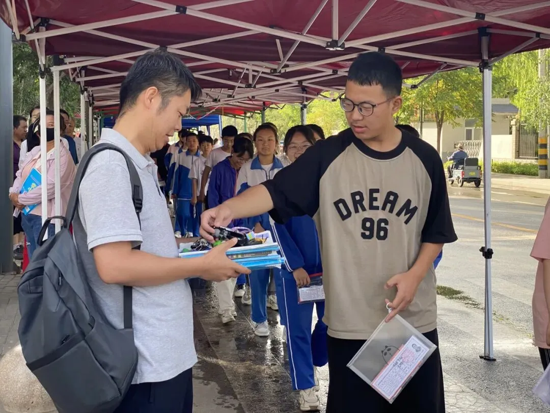 中考第一天,西夏区7300名考生赴考 第3张