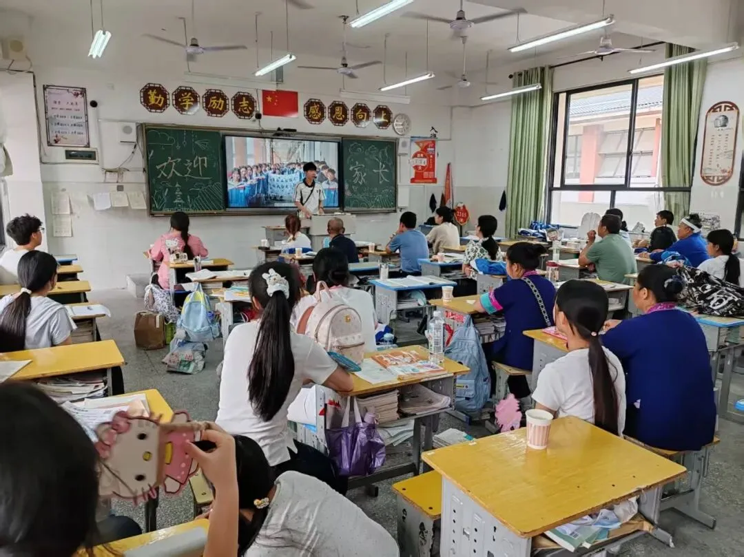 凝心聚力战中考,携手同心创辉煌 ——我校召开九年级家长会 第11张 凝心聚力战中考,携手同心创辉煌 ——我校召开九年级家长会 第11张