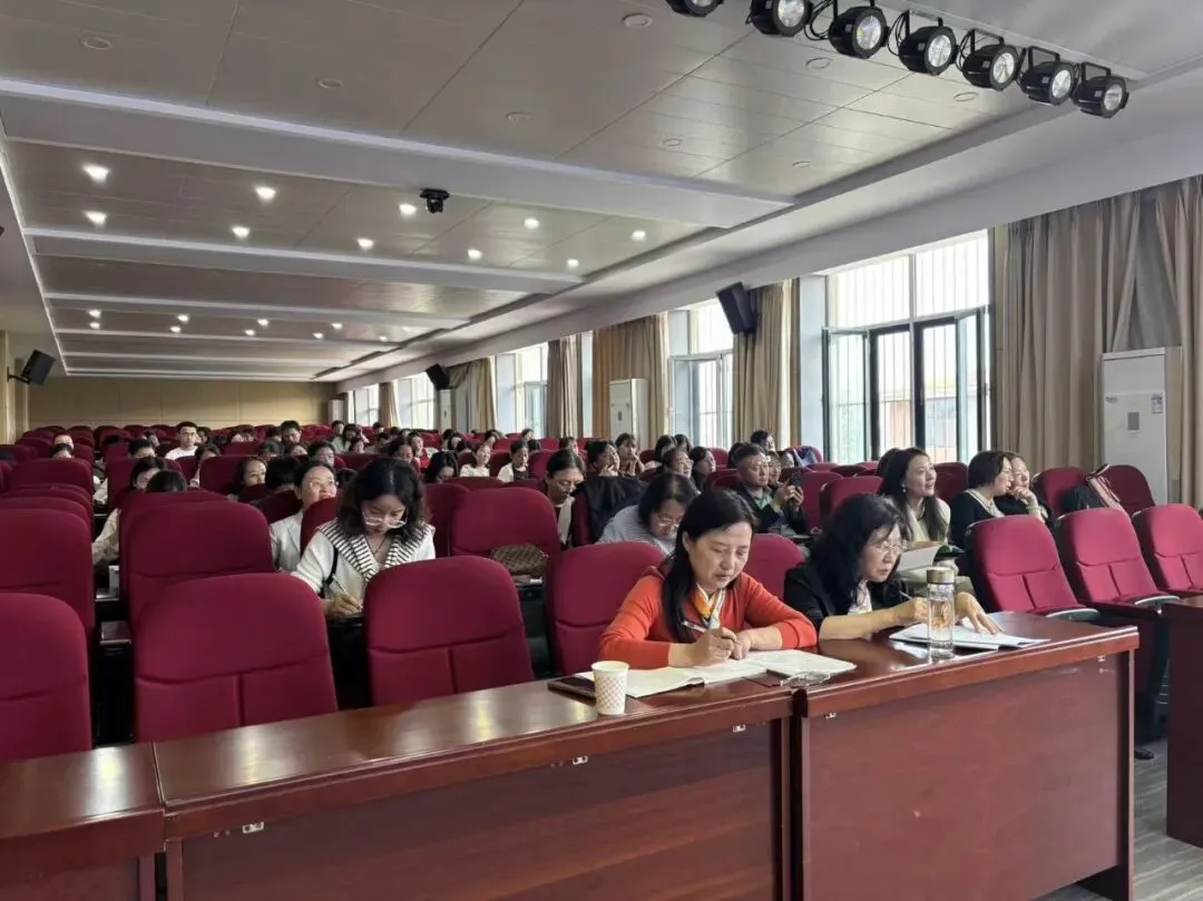 研思聚力精备考,凝心笃行赢中考——莱芜区初四语文教学研讨会圆满召开 第9张 研思聚力精备考,凝心笃行赢中考——莱芜区初四语文教学研讨会圆满召开 第9张