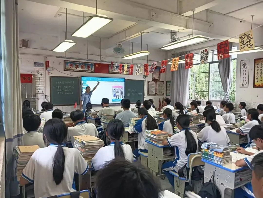 研思笃行明方向 聚力攻坚备中考——怀集县凤岗镇初级中学教师研训基地举行2026年备考研讨活动 第5张