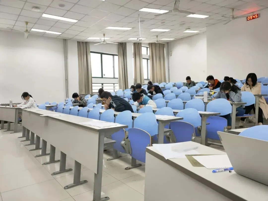 “奋斗青春”——海空学院四六级模拟考试 第2张 “奋斗青春”——海空学院四六级模拟考试 第2张