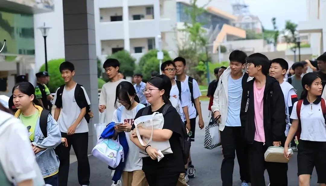 中考择校:重点高中普通班垫底,普通高中重点班拔尖,该如何选?-第7张图片-四季读书网