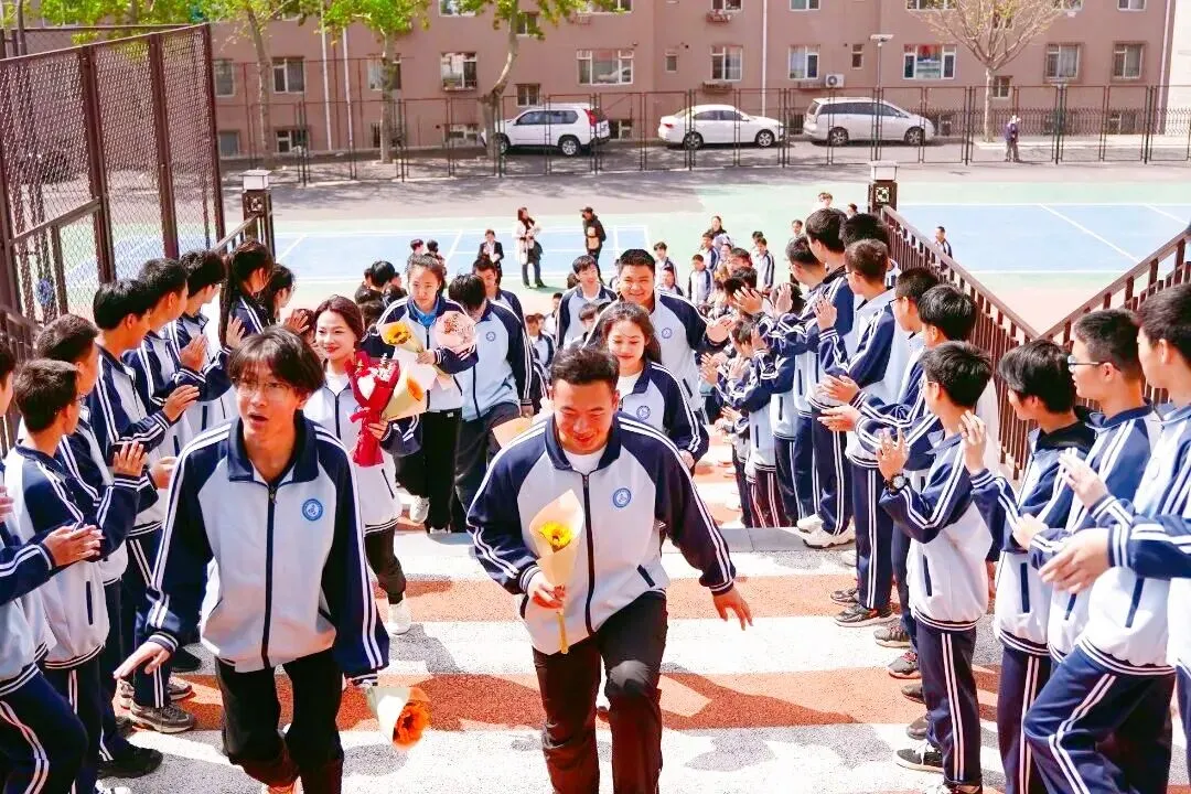 从中考300分到大学“获奖收割机”,这所学校点燃了东特男孩的光 第13张