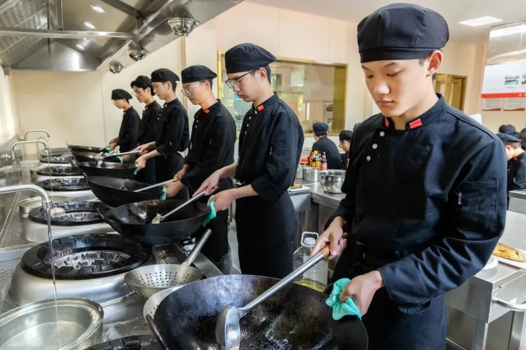 距中考不足30天!初三家长必看:孩子考不上高中怎么办?江苏新东方夏秋季预科班抢报中,升学+就业双通道 第5张