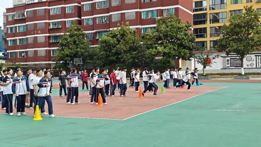 奔跑聚合力,拼搏赢中考丨黔西市水西中学初三年级举行课间文娱活动,激发青春活力,逐鹿赛场 第1张