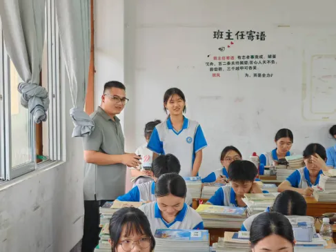 精准施策助中考送教交流促提升 ——容县教研中心助力容州二中备考-第2张图片-四季读书网 精准施策助中考送教交流促提升 ——容县教研中心助力容州二中备考-第2张图片-四季读书网