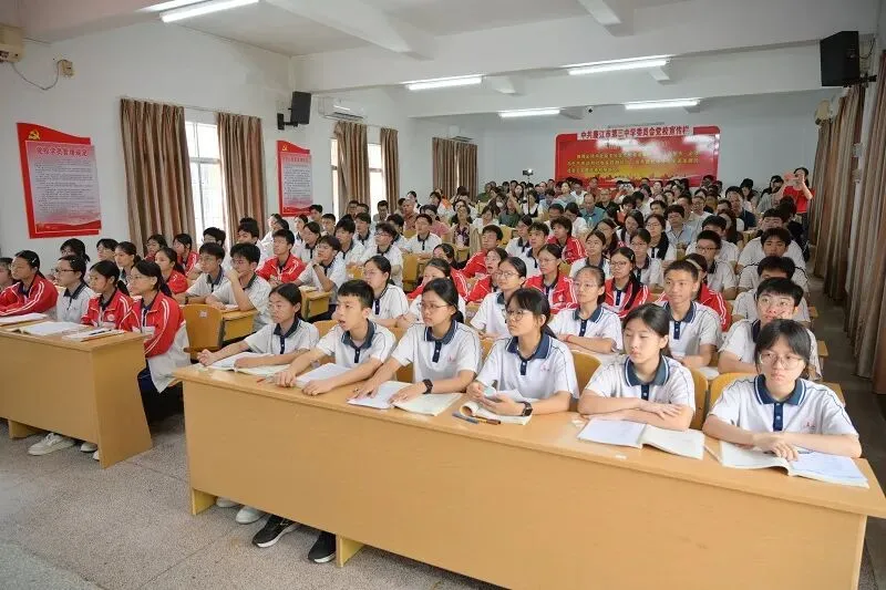 聚焦中考备考,共话教学提升 ——2026年廉江市中考备考交流会(语文·道德与法治专场)-第28张图片-四季读书网