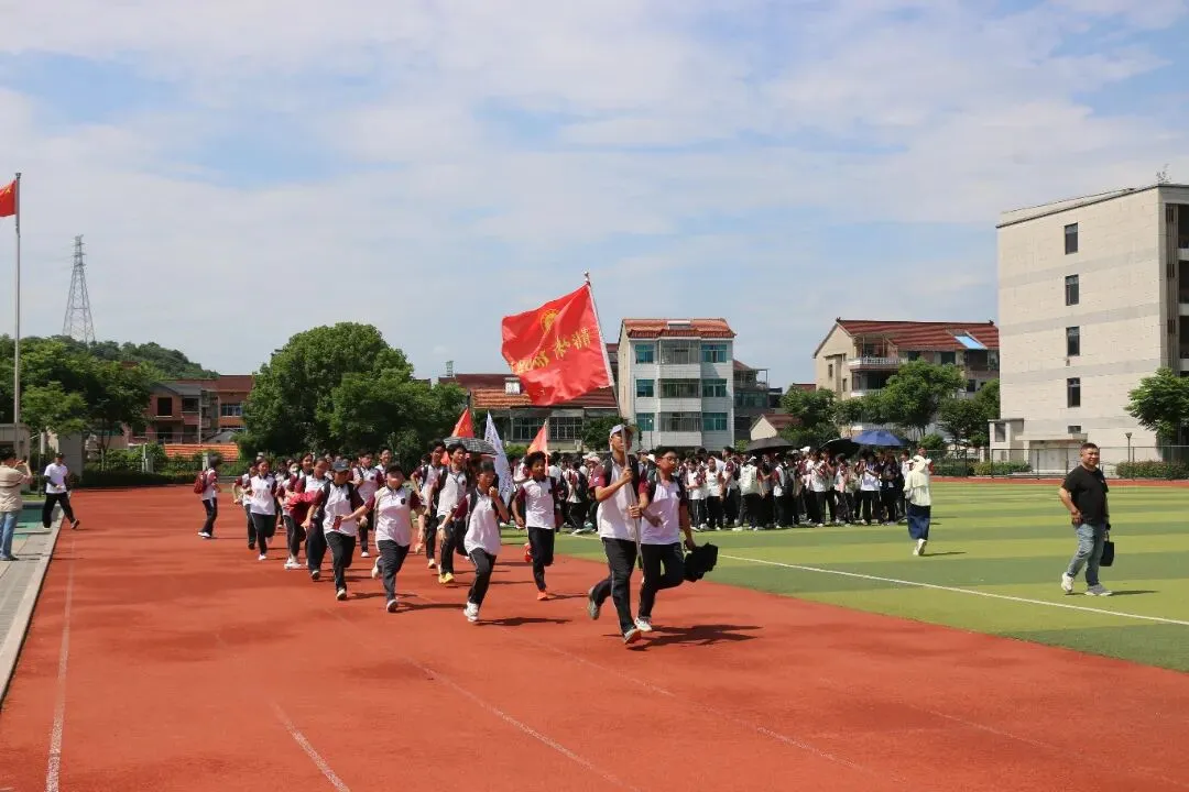 以脚步赴前程,以热血战中考——嵊州市初级中学九年级青春毅行活动纪实 第17张 以脚步赴前程,以热血战中考——嵊州市初级中学九年级青春毅行活动纪实 第17张