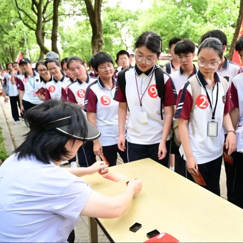 以脚步赴前程,以热血战中考——嵊州市初级中学九年级青春毅行活动纪实 第25张 以脚步赴前程,以热血战中考——嵊州市初级中学九年级青春毅行活动纪实 第25张