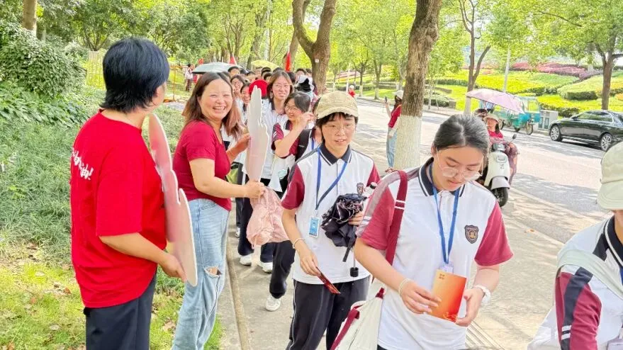 以脚步赴前程,以热血战中考——嵊州市初级中学九年级青春毅行活动纪实 第43张 以脚步赴前程,以热血战中考——嵊州市初级中学九年级青春毅行活动纪实 第43张