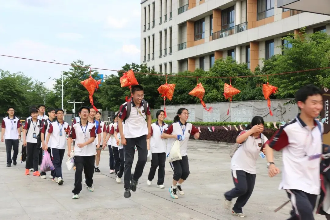以脚步赴前程,以热血战中考——嵊州市初级中学九年级青春毅行活动纪实 第49张 以脚步赴前程,以热血战中考——嵊州市初级中学九年级青春毅行活动纪实 第49张
