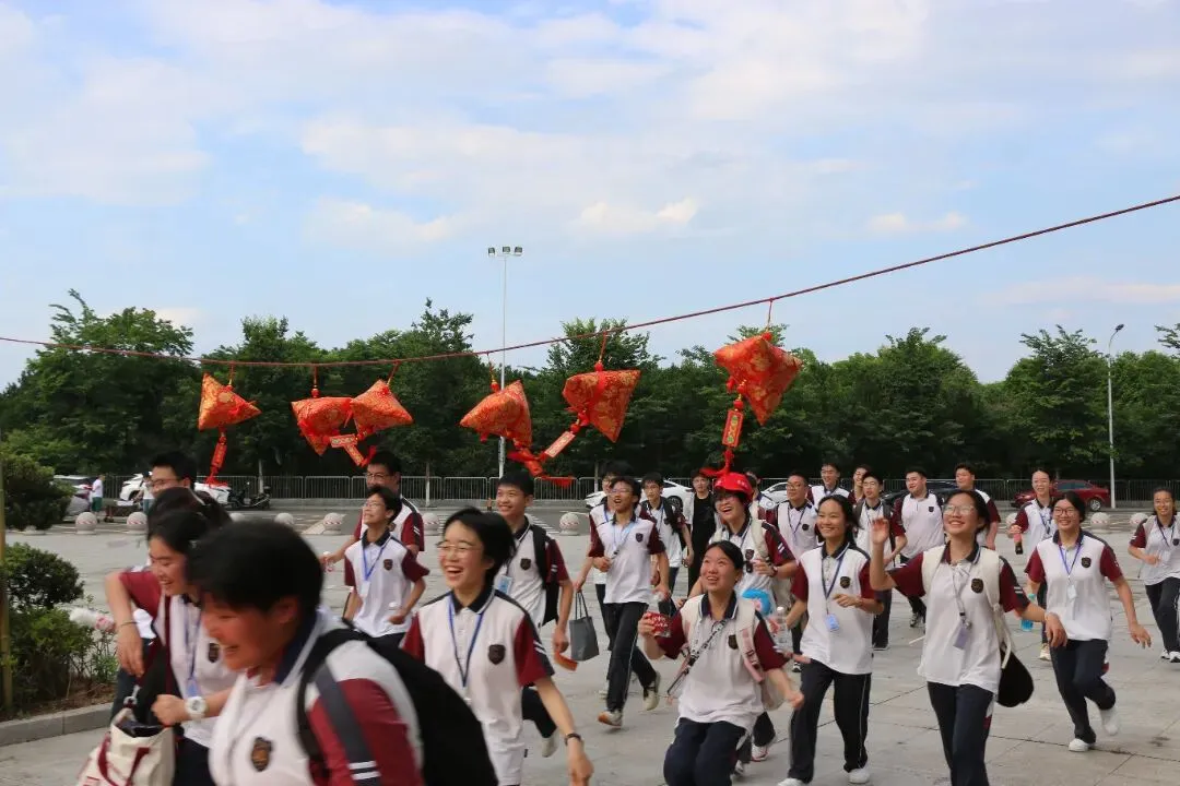 以脚步赴前程,以热血战中考——嵊州市初级中学九年级青春毅行活动纪实 第50张 以脚步赴前程,以热血战中考——嵊州市初级中学九年级青春毅行活动纪实 第50张