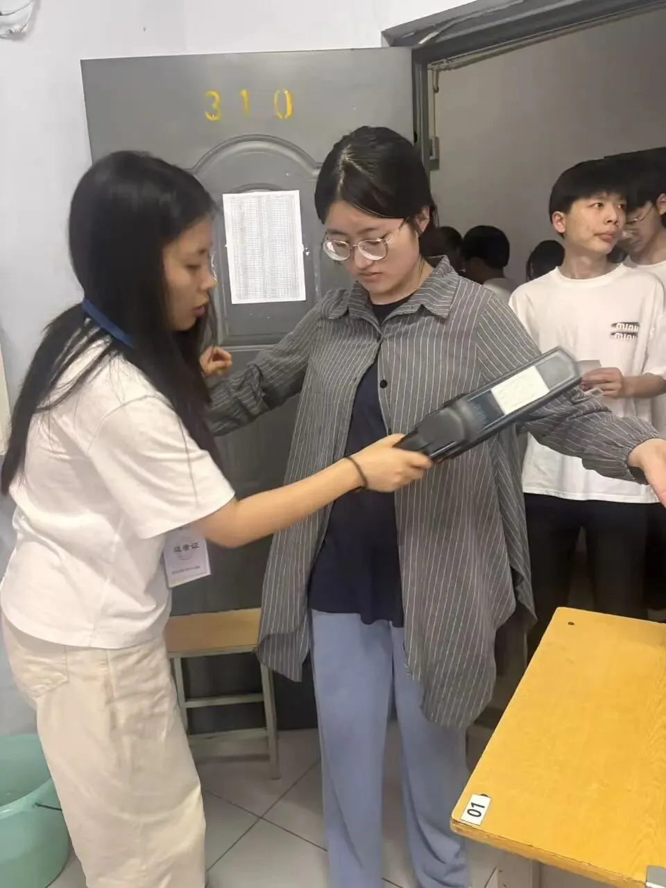 以高考的标准丈量每一场模拟,直击郑州星源外国语学校高三全现场 第7张 以高考的标准丈量每一场模拟,直击郑州星源外国语学校高三全现场 第7张