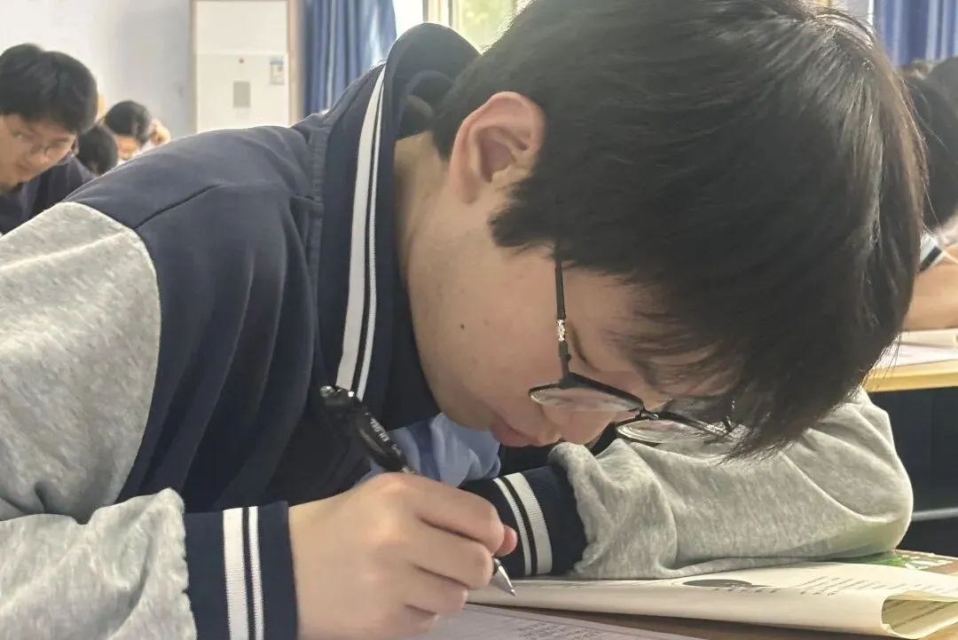 以高考的标准丈量每一场模拟,直击郑州星源外国语学校高三全现场 第14张 以高考的标准丈量每一场模拟,直击郑州星源外国语学校高三全现场 第14张