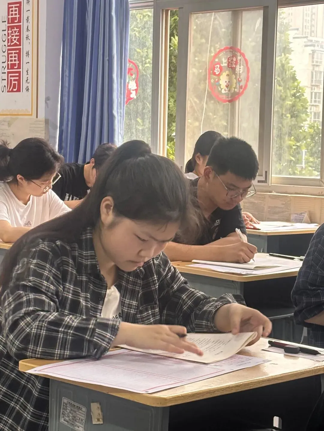 以高考的标准丈量每一场模拟,直击郑州星源外国语学校高三全现场 第15张 以高考的标准丈量每一场模拟,直击郑州星源外国语学校高三全现场 第15张