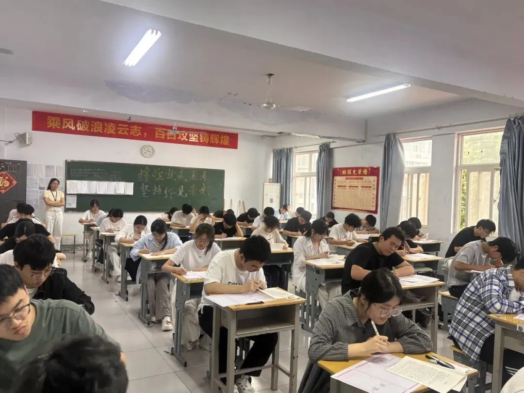 以高考的标准丈量每一场模拟,直击郑州星源外国语学校高三全现场 第18张 以高考的标准丈量每一场模拟,直击郑州星源外国语学校高三全现场 第18张