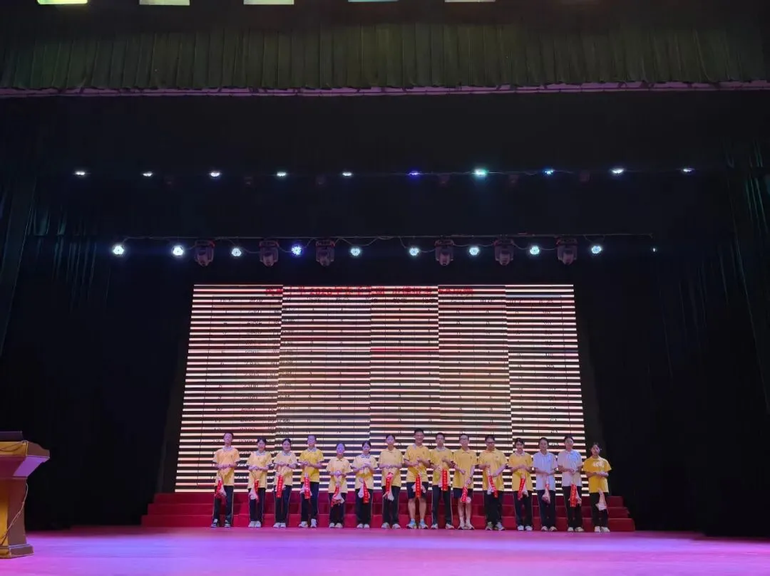 析模考明方向,严纪律提效能——恭城民族中学召开九年级市模拟考质量分析暨学习纪律动员会 第4张
