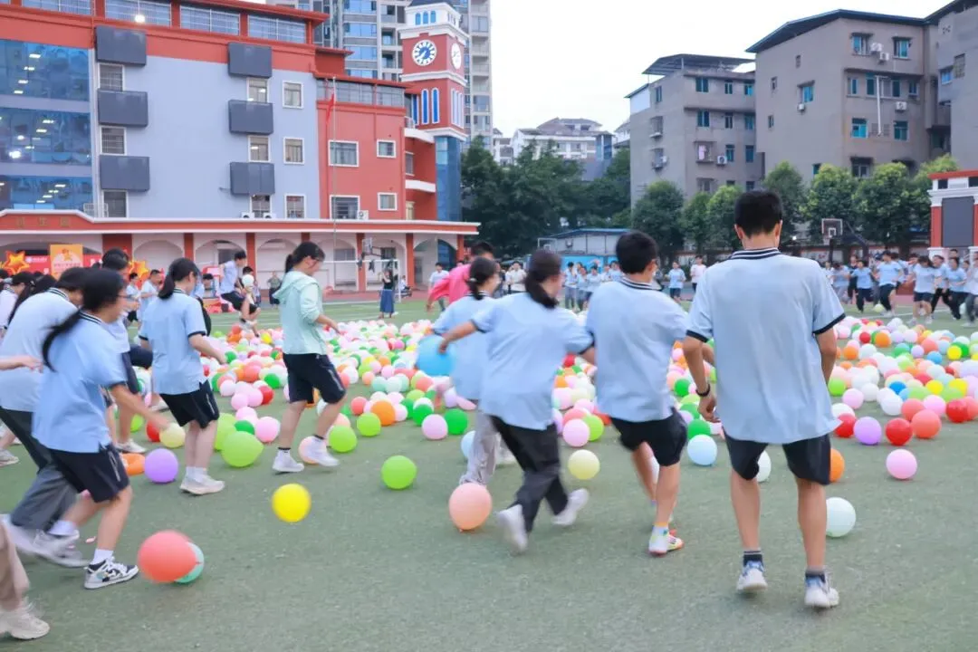 欢乐释压力 活力迎中考——初三中考减压趣味活动温情举行-第18张图片-四季读书网 欢乐释压力 活力迎中考——初三中考减压趣味活动温情举行-第18张图片-四季读书网