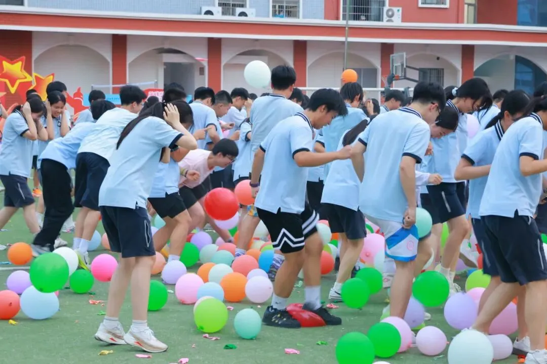 欢乐释压力 活力迎中考——初三中考减压趣味活动温情举行-第21张图片-四季读书网 欢乐释压力 活力迎中考——初三中考减压趣味活动温情举行-第21张图片-四季读书网