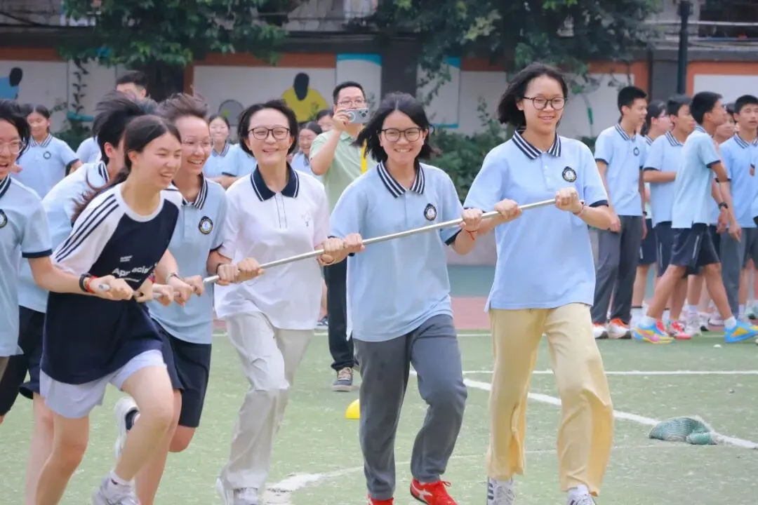 欢乐释压力 活力迎中考——初三中考减压趣味活动温情举行-第30张图片-四季读书网 欢乐释压力 活力迎中考——初三中考减压趣味活动温情举行-第30张图片-四季读书网