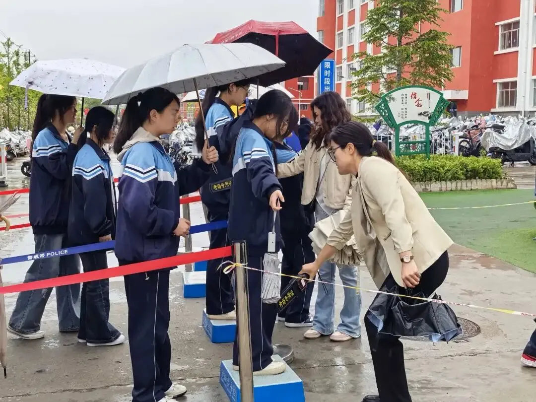 西和二中组织开展2026年高考全真模拟考试 第8张 西和二中组织开展2026年高考全真模拟考试 第8张