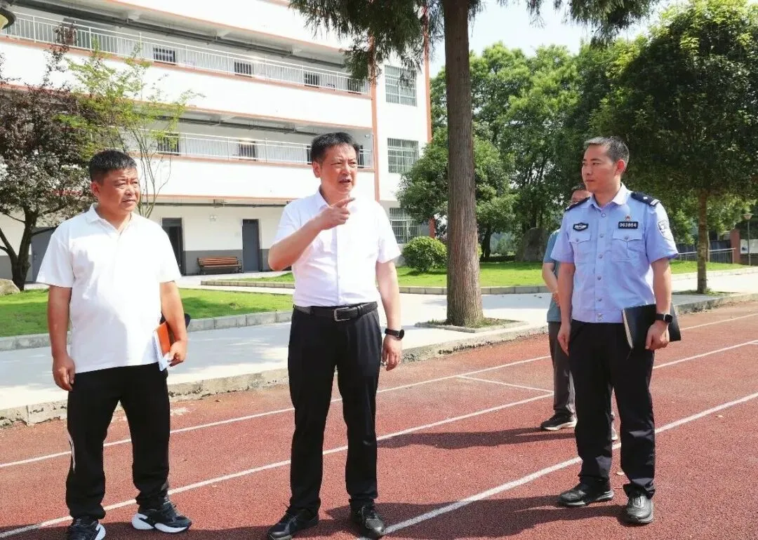 县委主要领导调研中考高考备考工作 第3张