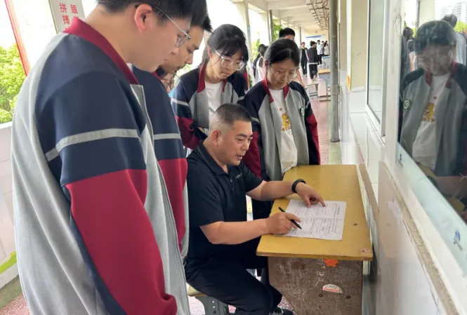 “没有题了”:一份高三数学试卷的卷尾语,为何看哭了无数人? 第3张 “没有题了”:一份高三数学试卷的卷尾语,为何看哭了无数人? 第3张