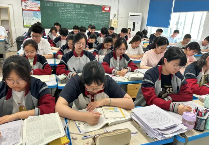 “没有题了”:一份高三数学试卷的卷尾语,为何看哭了无数人? 第4张 “没有题了”:一份高三数学试卷的卷尾语,为何看哭了无数人? 第4张