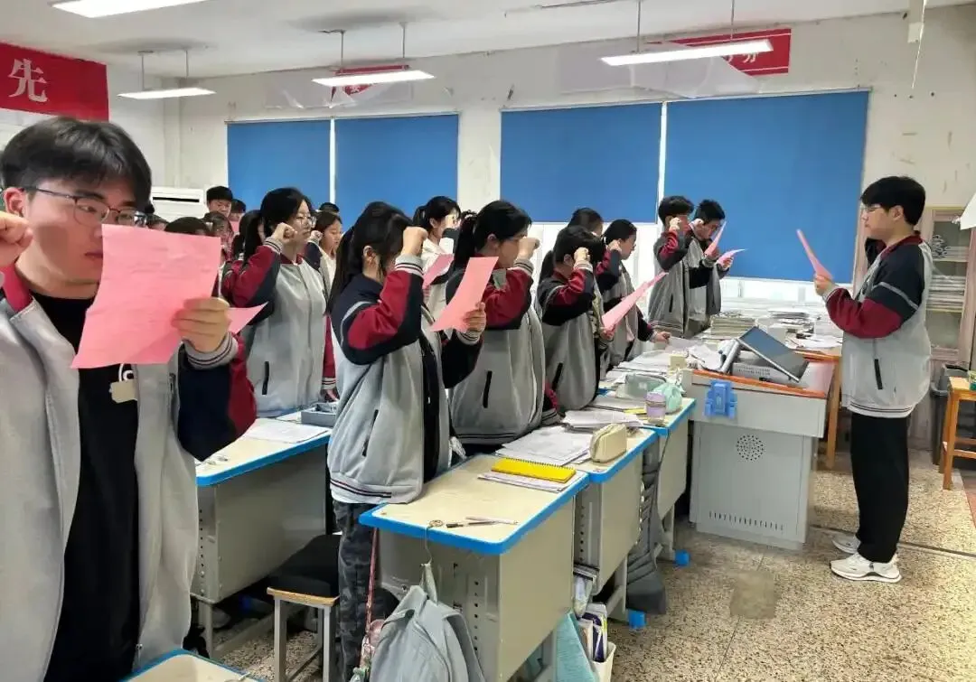 数学试卷不考数学考“催泪弹”?这届老师是懂“破防”的! 第1张