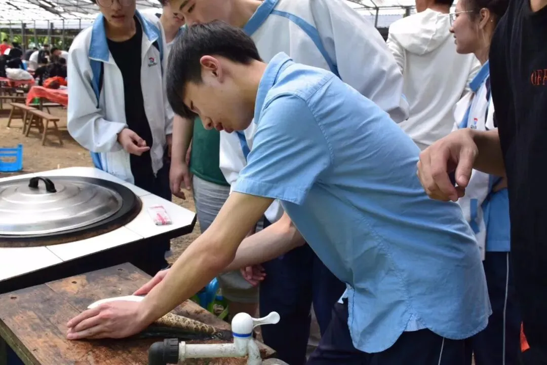 中考志愿今明两天填报,知名高中老师建议:择校不要只看高考成绩,还有更重要的一点 第4张
