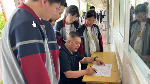 高三最后一次模考压轴题看哭了考生模拟考试的压力.” “他这么做是为了让他们知道,老师永远支持他们. 第3张