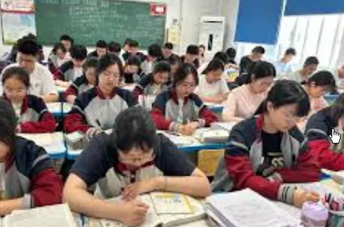 高三最后一次模考压轴题看哭了考生模拟考试的压力.” “他这么做是为了让他们知道,老师永远支持他们. 第4张