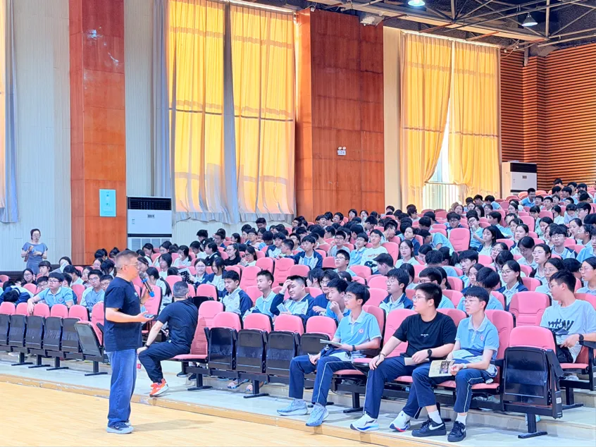 逐梦中考,笔底生花 ——记AI赋能教育专家沈翔老师莅临瑞安市瑞祥实验学校开展作文指导讲座 第13张 逐梦中考,笔底生花 ——记AI赋能教育专家沈翔老师莅临瑞安市瑞祥实验学校开展作文指导讲座 第13张