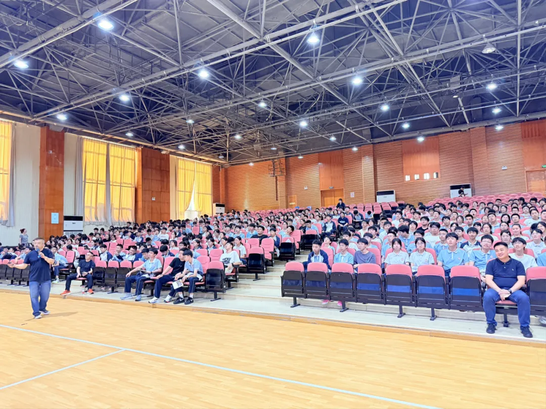 逐梦中考,笔底生花 ——记AI赋能教育专家沈翔老师莅临瑞安市瑞祥实验学校开展作文指导讲座 第15张 逐梦中考,笔底生花 ——记AI赋能教育专家沈翔老师莅临瑞安市瑞祥实验学校开展作文指导讲座 第15张