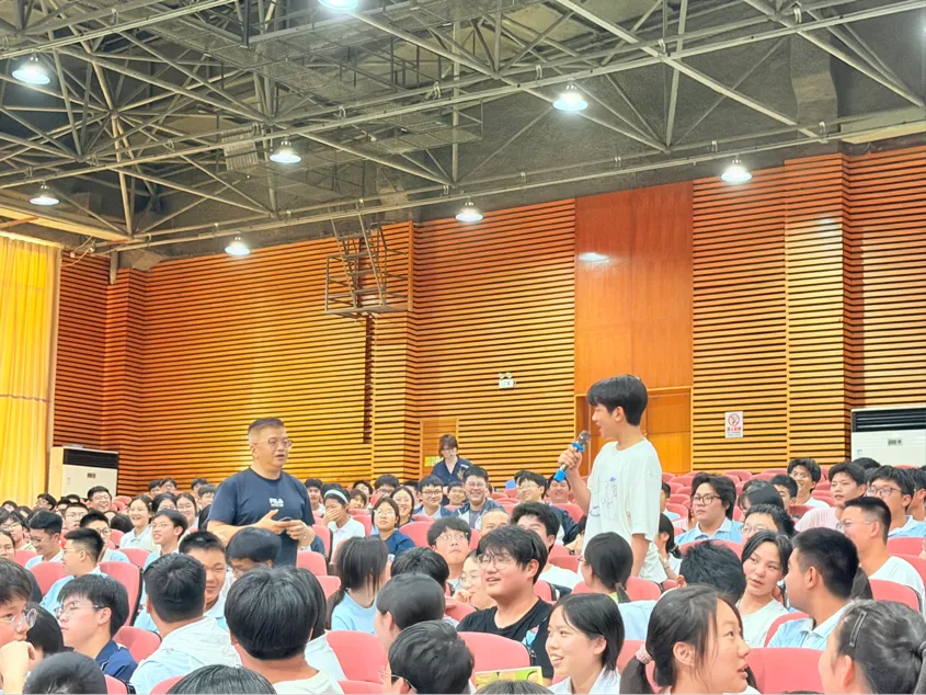 逐梦中考,笔底生花 ——记AI赋能教育专家沈翔老师莅临瑞安市瑞祥实验学校开展作文指导讲座 第19张 逐梦中考,笔底生花 ——记AI赋能教育专家沈翔老师莅临瑞安市瑞祥实验学校开展作文指导讲座 第19张