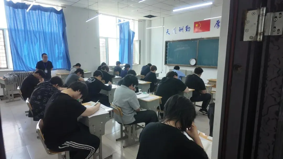 模考砺锋芒 蓄力战高考 | 翔宇高中第四次高考模拟考试顺利开展 第3张 模考砺锋芒 蓄力战高考 | 翔宇高中第四次高考模拟考试顺利开展 第3张