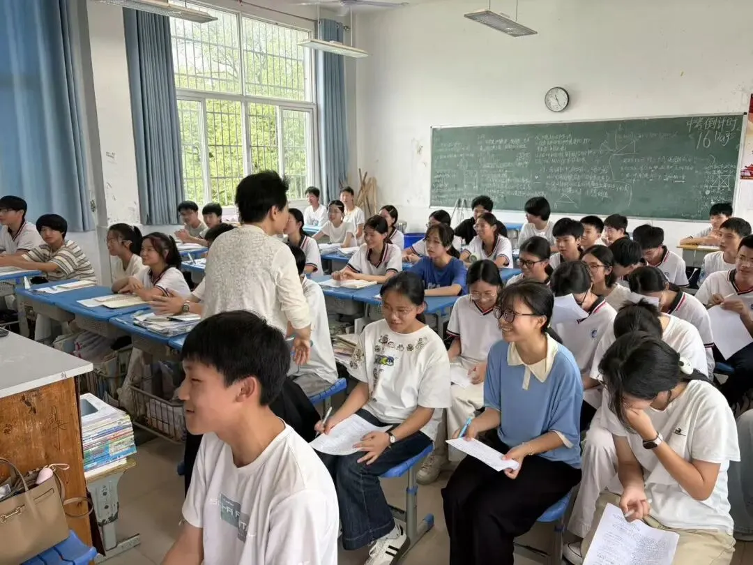 激发潜能 决胜中考——叶启春副教授莅临回龙中学开展九年级心理辅导讲座 第31张 激发潜能 决胜中考——叶启春副教授莅临回龙中学开展九年级心理辅导讲座 第31张