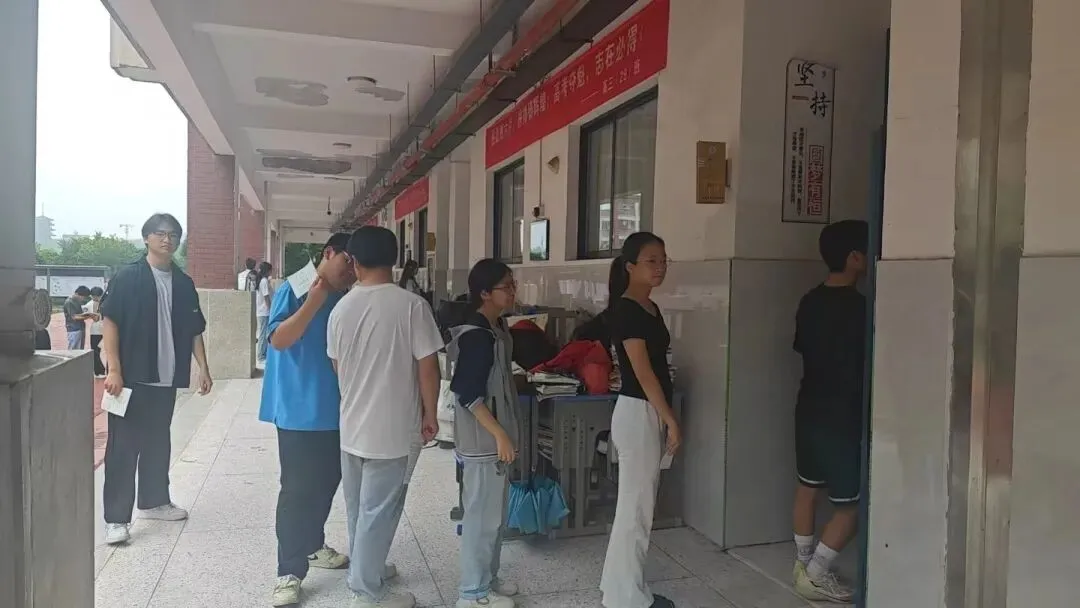 全真模拟砺锋芒 凝心聚力战高考--贞白中学举行2026届高三高考适应性 第6张 全真模拟砺锋芒 凝心聚力战高考--贞白中学举行2026届高三高考适应性 第6张