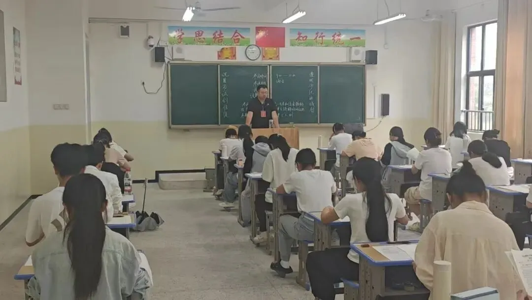 全真模拟砺锋芒 凝心聚力战高考--贞白中学举行2026届高三高考适应性 第9张 全真模拟砺锋芒 凝心聚力战高考--贞白中学举行2026届高三高考适应性 第9张