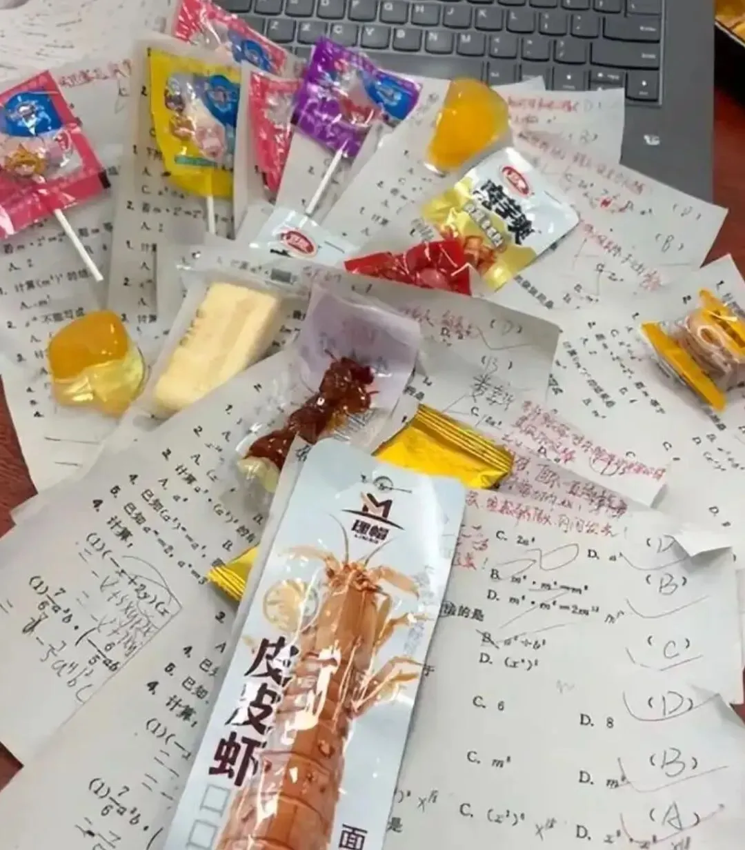 不要自我感动!老师在试卷上装订小零食,被网友评论吓坏了:都是教训 第8张