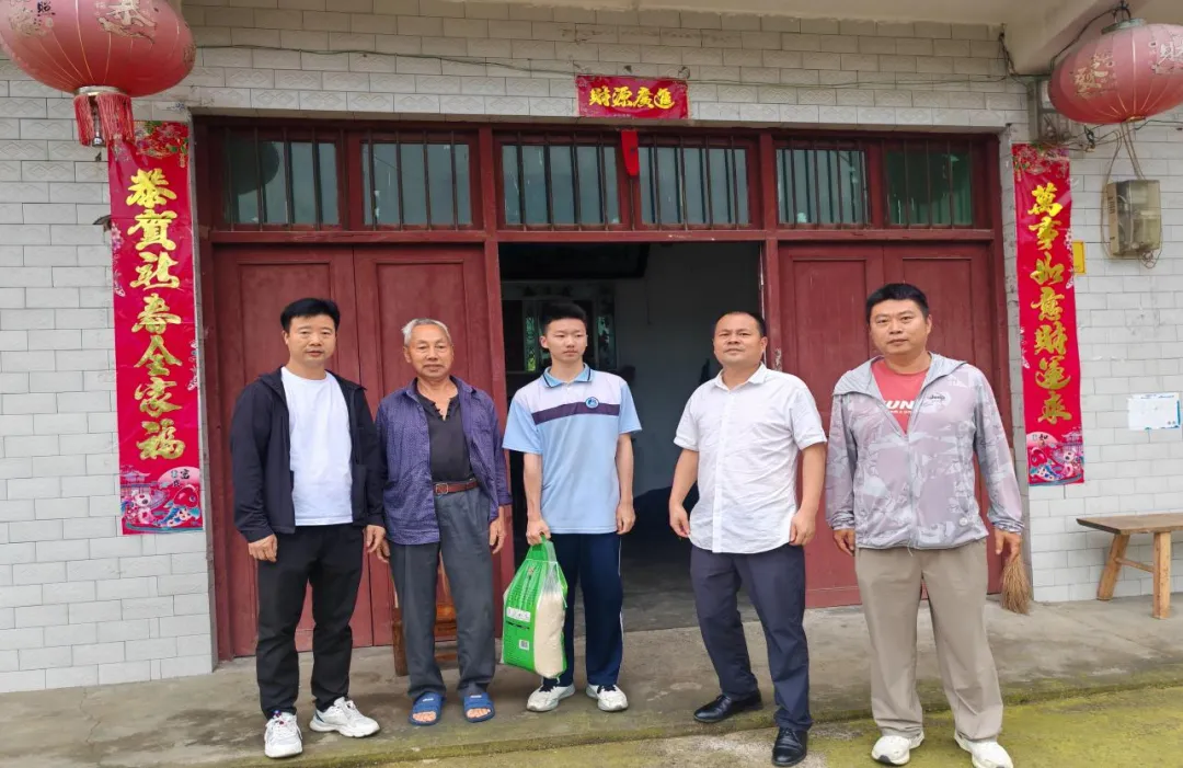 正向激励树榜样 暖心家访助中考——麻音塘九年制学校优秀学子表彰暨入户慰问活动-第8张图片-四季读书网 正向激励树榜样 暖心家访助中考——麻音塘九年制学校优秀学子表彰暨入户慰问活动-第8张图片-四季读书网