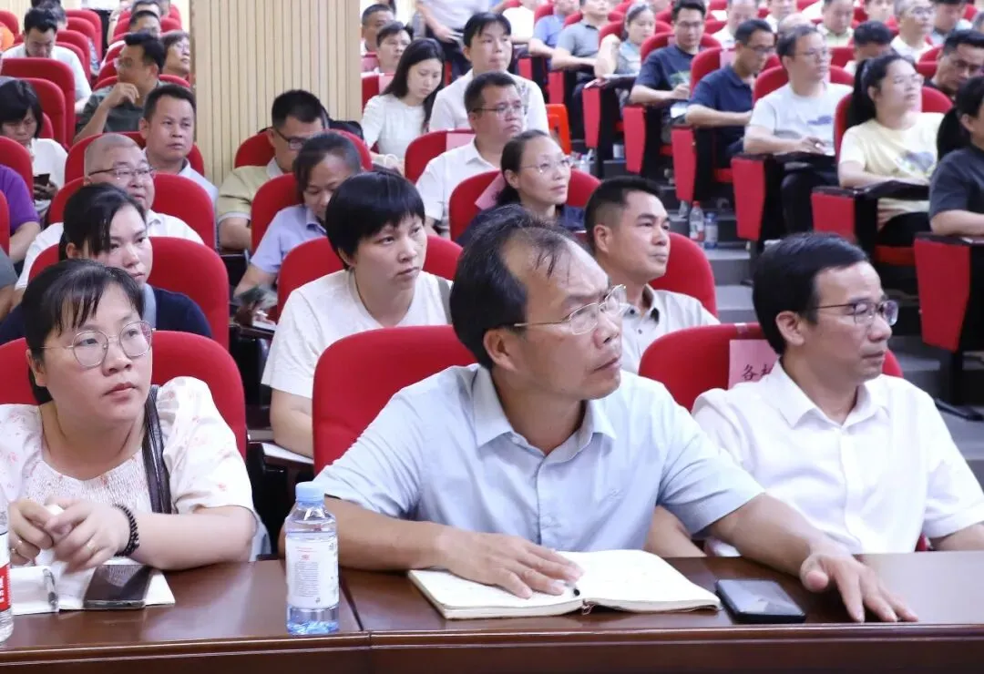 聚焦课堂改革,共研中考备考——全市初中课堂教学改革展示暨备考研讨会在钦州市高新区实验学校圆满举行 第7张 聚焦课堂改革,共研中考备考——全市初中课堂教学改革展示暨备考研讨会在钦州市高新区实验学校圆满举行 第7张