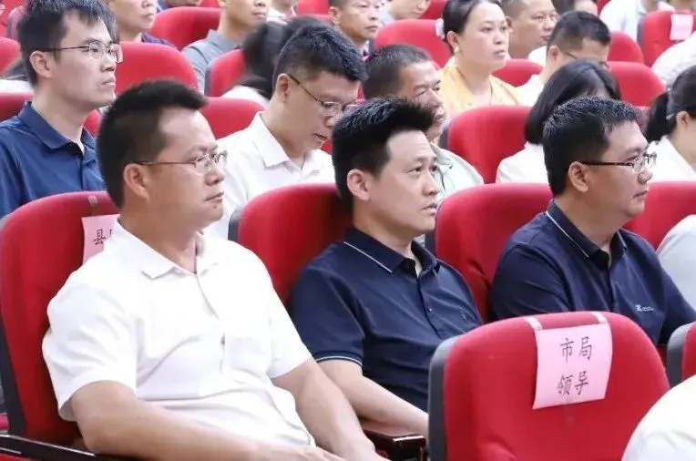 聚焦课堂改革,共研中考备考——全市初中课堂教学改革展示暨备考研讨会在钦州市高新区实验学校圆满举行 第9张 聚焦课堂改革,共研中考备考——全市初中课堂教学改革展示暨备考研讨会在钦州市高新区实验学校圆满举行 第9张