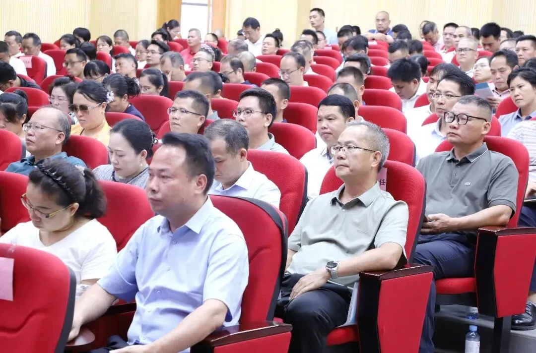 聚焦课堂改革,共研中考备考——全市初中课堂教学改革展示暨备考研讨会在钦州市高新区实验学校圆满举行 第10张 聚焦课堂改革,共研中考备考——全市初中课堂教学改革展示暨备考研讨会在钦州市高新区实验学校圆满举行 第10张
